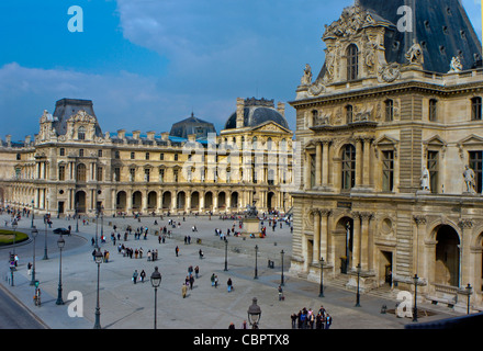 Paris, France, vue d'ensemble, grande foule, monuments, Musée du Louvre. Vue d'en haut, fenêtre sur la cour principale, extérieur Banque D'Images