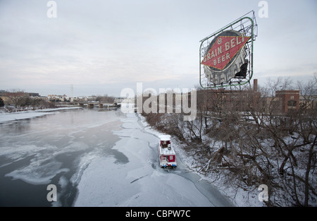 Fleuve Mississippi à partir de geler sur le long de la berge de Nicollet Island à Minneapolis, Minnesota Banque D'Images