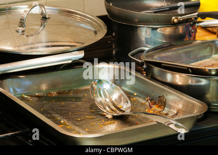 Une sélection de boîtes de torréfaction, casseroles et poêles à frire dans une cuisine en attendant d'être rejetés. Banque D'Images