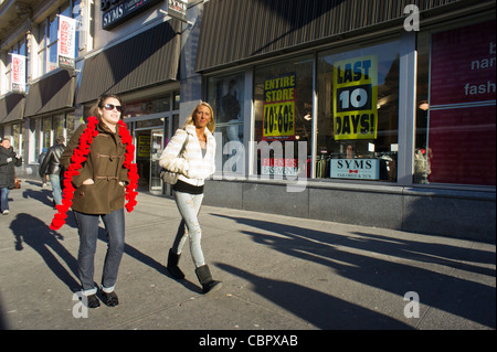 10 jours pour la vente de liquidation de l'association et le sous-sol de Syms "Filene" magasins à New York Banque D'Images