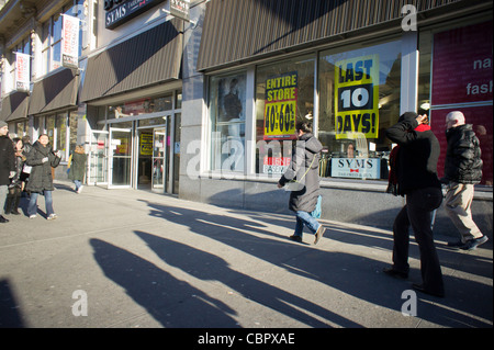 10 jours pour la vente de liquidation de l'association et le sous-sol de Syms "Filene" magasins à New York Banque D'Images