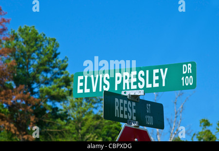 Elvis Presley Tupelo dans le Mississippi signe de route de son lieu de naissance Banque D'Images