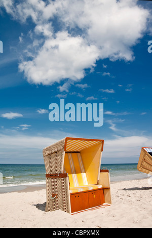 Chaises longues jaune sur sunny beach. Station balnéaire polonaise. Banque D'Images