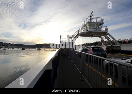 Dartmouth Ferry supérieur ,soleil sur Dartmouth Devon,eau,rivière Dart,crossing Banque D'Images