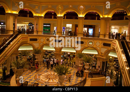 Escaliers mécaniques aller au centre commercial depuis le hall central, Venetian Casino et Hôtel Cotai Strip, complexe de Macao Chine Banque D'Images