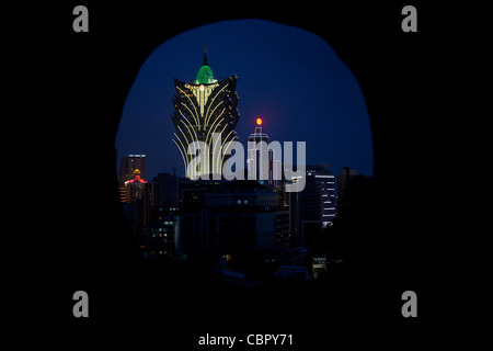 Grand Lisboa Casino, vus à travers la fenêtre ronde dans la paroi de la Fortaleza Do Monte ou le Monte Forte de Macao Chine Banque D'Images