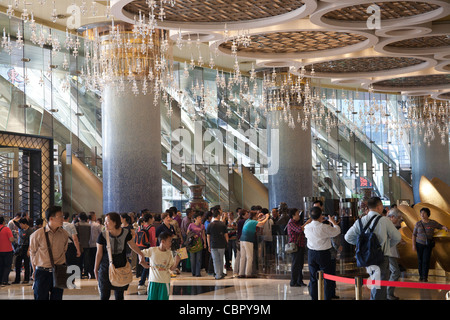 Les touristes et les invités dans la salle de réception de l'hôtel et casino Grand Lisboa de Macao, Chine Banque D'Images