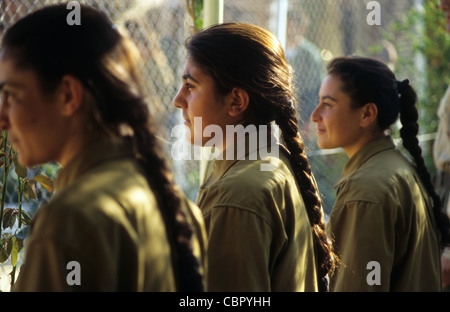 Parti des Travailleurs du Kurdistan PKK femelle guérillas en camp d'entraînement à Damas 1994 regarder leur chef, Abdullah Ocalan, jouer à la balle. Banque D'Images