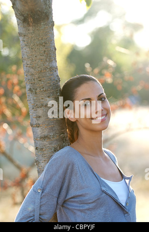 M. Young attractive femme espagnole dans la nature Banque D'Images