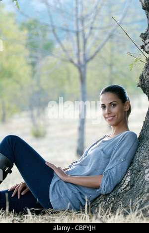 M. Young attractive femme espagnole dans la nature Banque D'Images