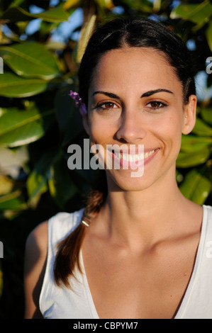 Portrait de M. Young femme espagnole dans la nature Banque D'Images