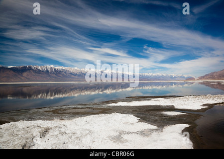 États-unis, Californie, l'Est de la Sierra Nevada, Owens Valley, Keeler, paysages de montagne et les salines de Owens Lake Banque D'Images