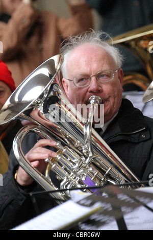 Un homme joue cet instrument au St Paul's cathédrale. © David Mbiyu/Alamy Live News Banque D'Images