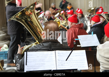 Tuba, euphonium et peu jouer en laiton amis jouer à la Cathédrale St Paul's. © David Mbiyu/Alamy Live News Banque D'Images