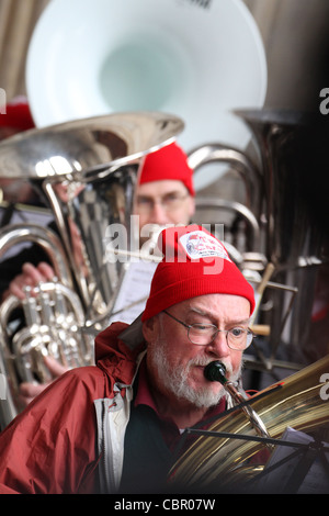 Tuba, euphonium et peu jouer en laiton amis jouer à la Cathédrale St Paul. © David Mbiyu/Alamy Live News Banque D'Images