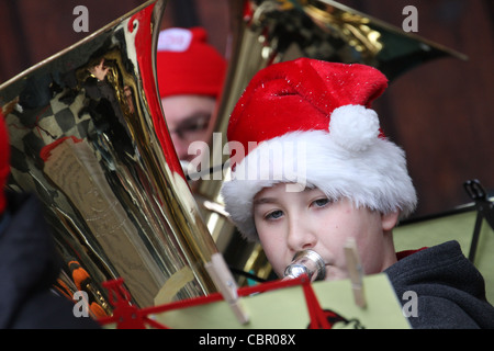 Un jeune joueur de tuba garde les yeux sur la feuille de musique à la Cathédrale St Paul. © David Mbiyu/Alamy Live News Banque D'Images