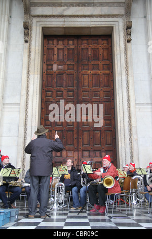 Le conducteur conduit tuba, euphonium et peu jouer en laiton amis jouer à la Cathédrale St Paul. © David Mbiyu/Alamy Live News Banque D'Images