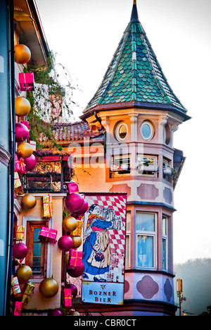 Bolzano, Italie : une brasserie typique avec des décorations de Noël. Banque D'Images