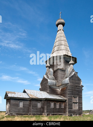 Ancienne église orthodoxe russe en bois libre sur fond de ciel bleu Banque D'Images