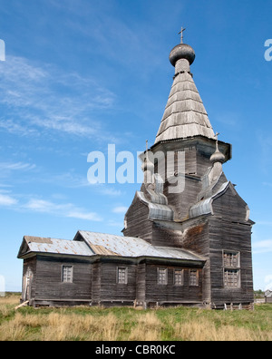 Ancienne église orthodoxe russe en bois libre sur fond de ciel bleu Banque D'Images