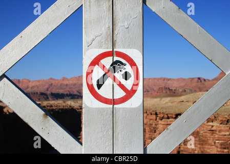 Ne pas lancer sur le côté d'un pont au-dessus d'un canyon Banque D'Images