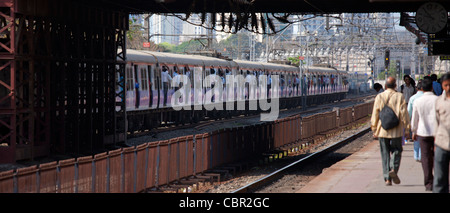 Les employés de bureau sur les trains de banlieue bondés de Western Railway à Mahalaxmi Station sur le chemin de fer de banlieue de Mumbai, Inde Banque D'Images