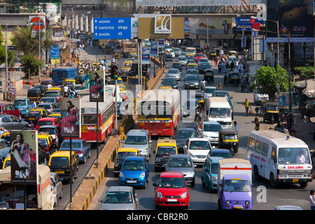 L'encombrement du trafic sur l'autoroute au centre-ville de Bandra, Juhu et Santacruz et voie d'accès au complexe BKC à Mumbai, Inde Banque D'Images