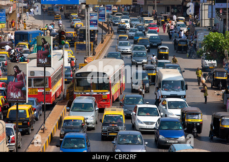L'encombrement du trafic sur l'autoroute au centre-ville de Bandra, Juhu et Santacruz et voie d'accès au complexe BKC à Mumbai, Inde Banque D'Images