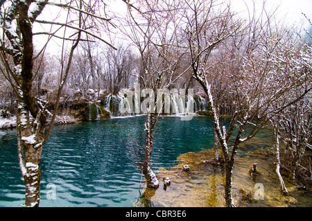De belles cascades de glace des lacs turquoise et dans le parc national de Jiuzhaigou dans le Sichuan. Banque D'Images