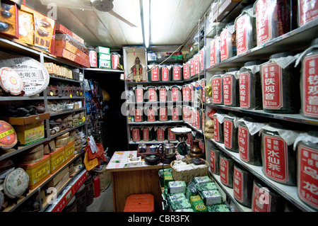 Une large sélection de thés chinois vendus dans un magasin de thé dans le Guangzhou / Canton. Banque D'Images