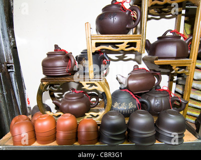 Pots chinois traditionnels vendus dans un magasin de thé dans la région de Canton. Banque D'Images