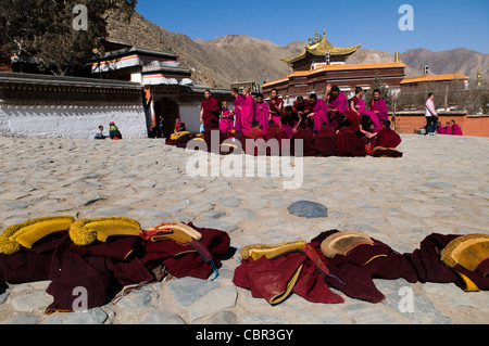 Moines bouddhistes tibétains lors d'une cérémonie au monastère de Labrang. Banque D'Images