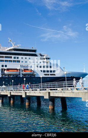 Maasdam Holland America au roseau Dominique touristes on cruise ship port de croisière des Caraïbes de l'Est de la jetée Banque D'Images