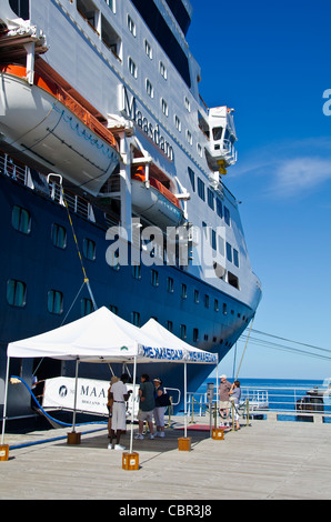 Maasdam Holland America au roseau Dominique pier cruise ship port de croisière des Caraïbes orientales Banque D'Images