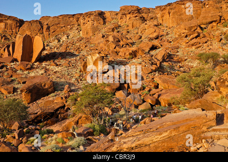 Les touristes visitant San rock art site, Twyfelfontein, Namibie Banque D'Images