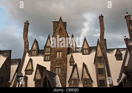 Hogsmeade Village angle étrange bâtiments de Wizarding World of Harry Potter à Universal Orlando Resort Banque D'Images