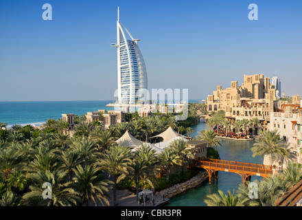 Avis d'hôtels de villégiature à Madinat Jumeirah et l'hôtel Burj al Arab à Dubaï en Émirats Arabes Unis Banque D'Images