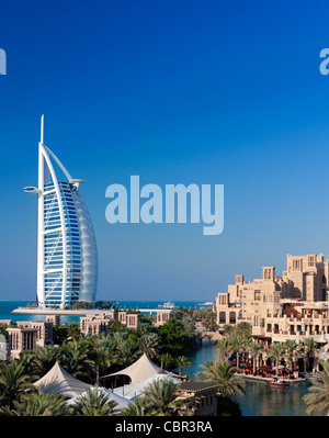 Avis d'hôtels de villégiature à Madinat Jumeirah et l'hôtel Burj al Arab à Dubaï en Émirats Arabes Unis Banque D'Images