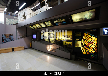 Intérieur de l'Etzel museum qui offre des renseignements détaillés sur les activités de l'Etzel un groupe paramilitaire sioniste qui a opéré en Palestine mandataire entre 1931 et 1948 situé juste à côté du parc Charles Clore à Tel Aviv, Israël. Banque D'Images