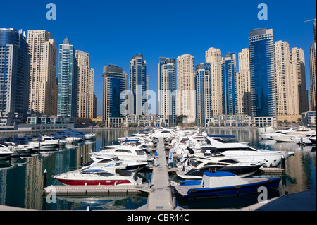 Bateaux dans port de Yacht Club Marina avec appartement à tours en arrière nouveau Dubaï en Émirats Arabes Unis Banque D'Images