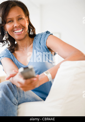 Black woman watching tv Banque D'Images