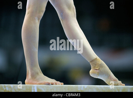 Un générique d'une image recadrée gymnaste artistique..Photo par Alan Edwards un cropped image générique d'une gymnaste sur potence Banque D'Images