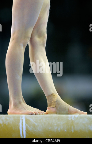 Un générique d'une image recadrée gymnaste artistique..Photo par Alan Edwards un cropped image générique d'une gymnaste sur potence Banque D'Images