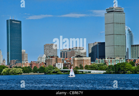 La voile sur la rivière Charles River à Boston de Cambridge MA Banque D'Images