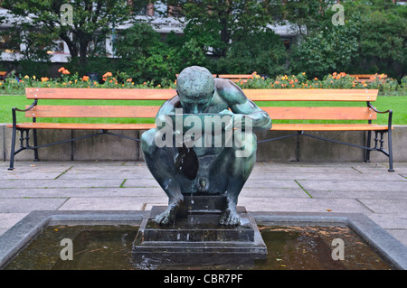 Oslo : statue en bronze près de l'Hôtel de Ville Banque D'Images