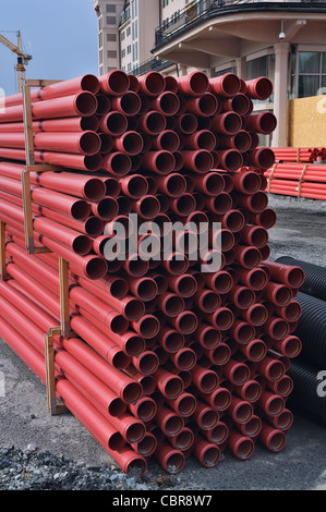 Pile de tuyaux en plastique sur le site de construction Banque D'Images