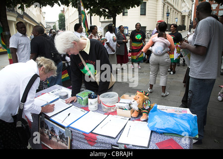 Signature pétition de protestation Zimbabwe Londres Banque D'Images