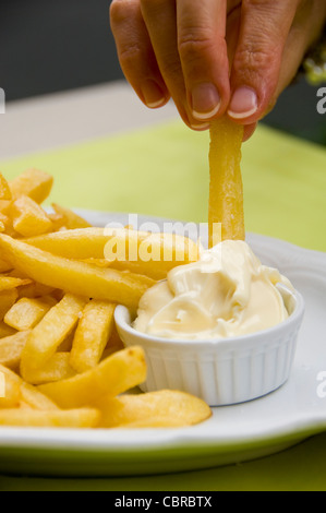 Close up vertical traditionnel de frites et de la mayonnaise servi sur une assiette à la Friterie belge. Banque D'Images