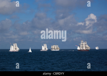 Les grands voiliers au départ de Kristiansand sur leur chemin vers la mer pour la course des grands voiliers Banque D'Images