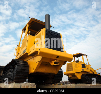 Déménagement de la terre lourde machinerie de construction repose sur traverses en béton Banque D'Images